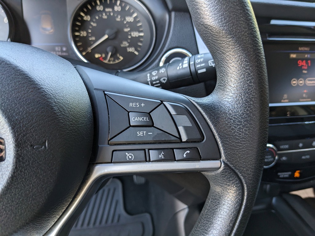 Nissan Rogue Sport Vehicle Full-screen Gallery Image 27