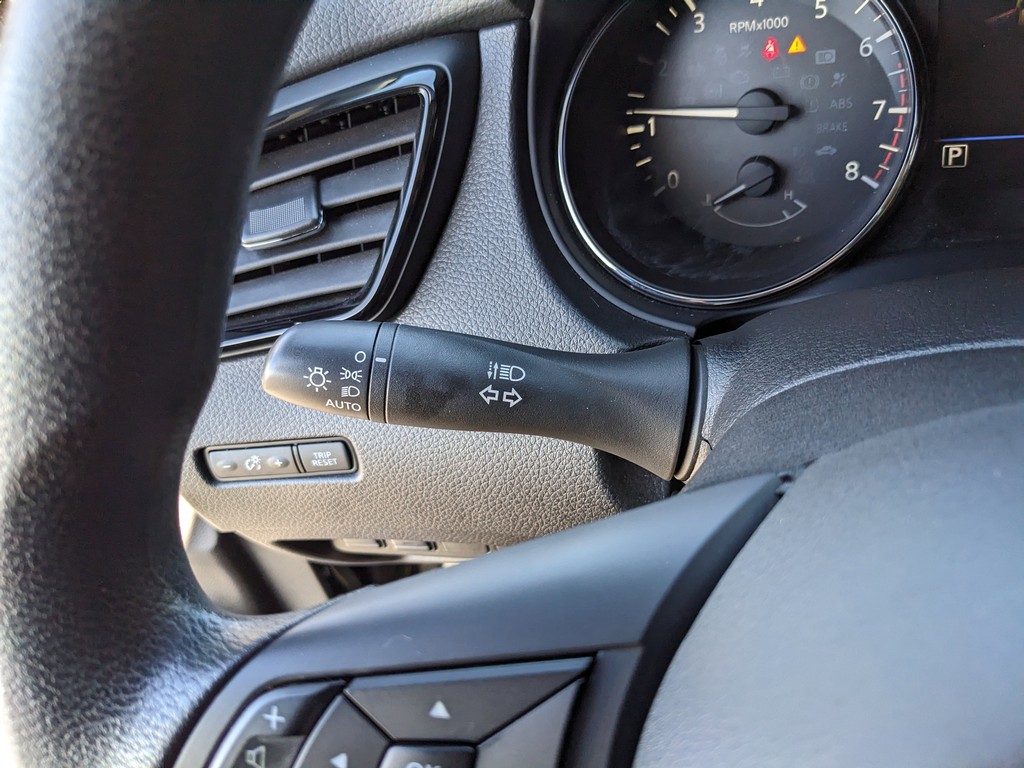 Nissan Rogue Sport Vehicle Full-screen Gallery Image 28