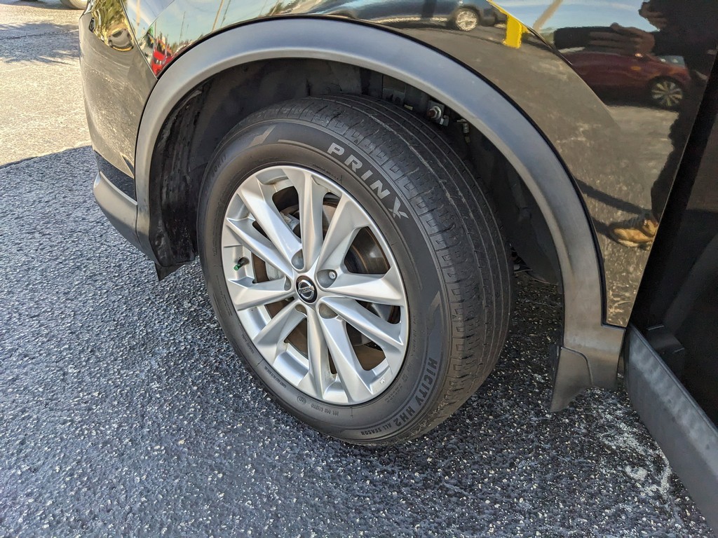 Nissan Rogue Sport Vehicle Full-screen Gallery Image 31