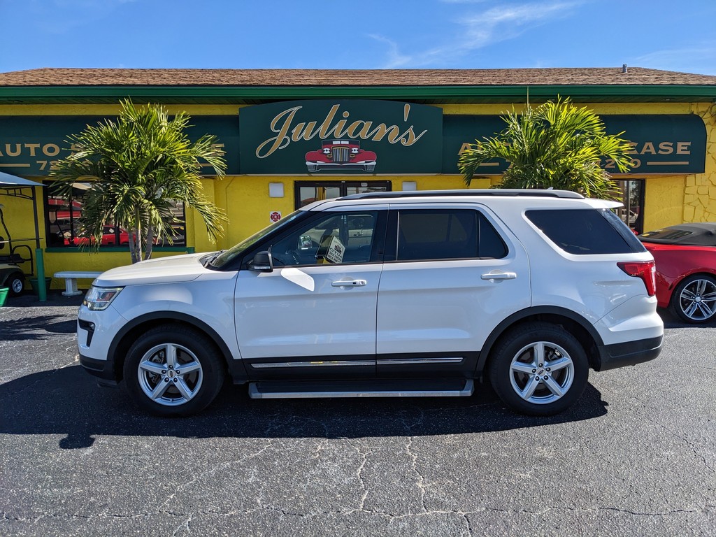 Ford Explorer Vehicle Full-screen Gallery Image 03