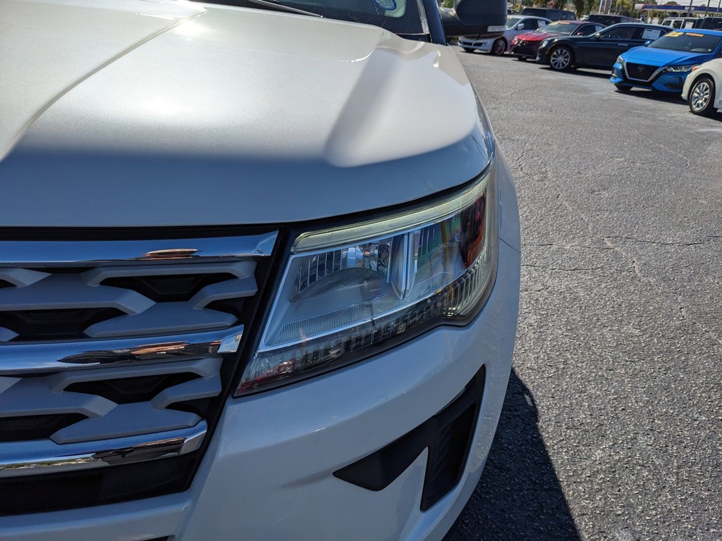 Ford Explorer Vehicle Full-screen Gallery Image 07