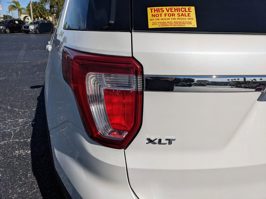 Ford Explorer Vehicle Full-screen Gallery Image 08