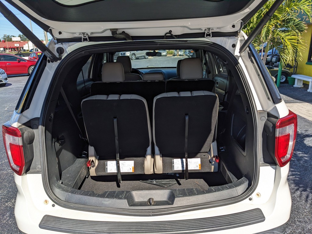 Ford Explorer Vehicle Full-screen Gallery Image 10