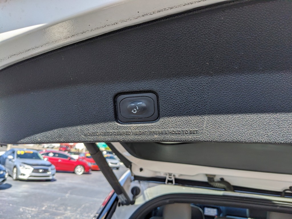 Ford Explorer Vehicle Full-screen Gallery Image 11