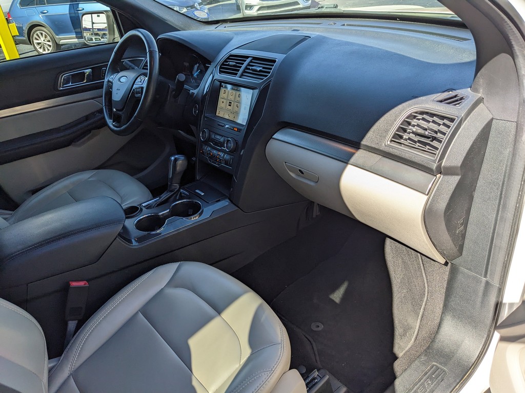 Ford Explorer Vehicle Full-screen Gallery Image 12