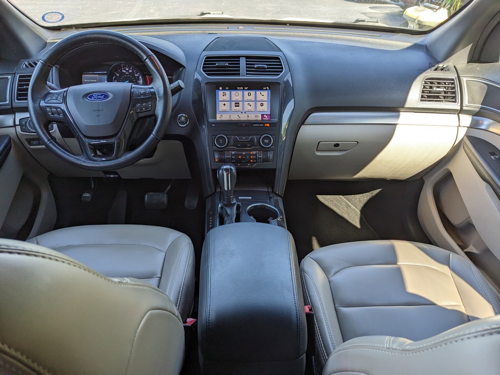 Ford Explorer Vehicle Full-screen Gallery Image 13