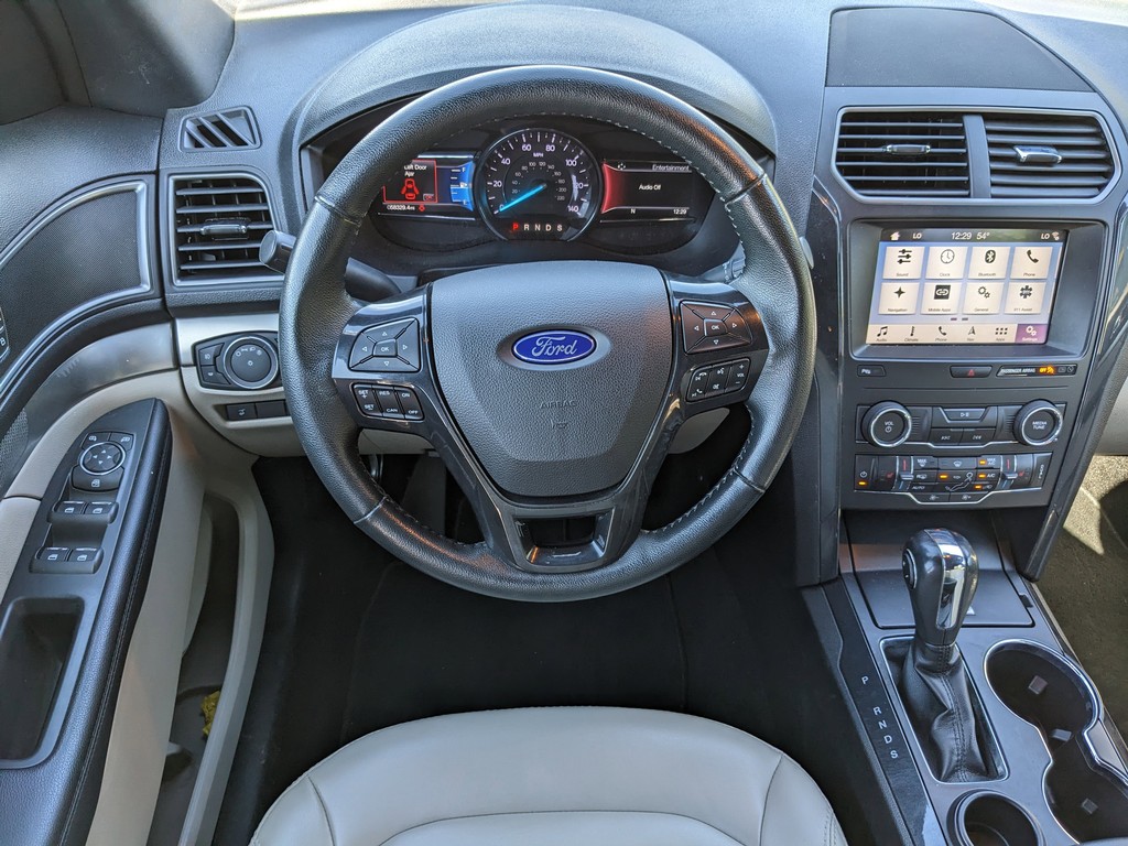 Ford Explorer Vehicle Full-screen Gallery Image 14