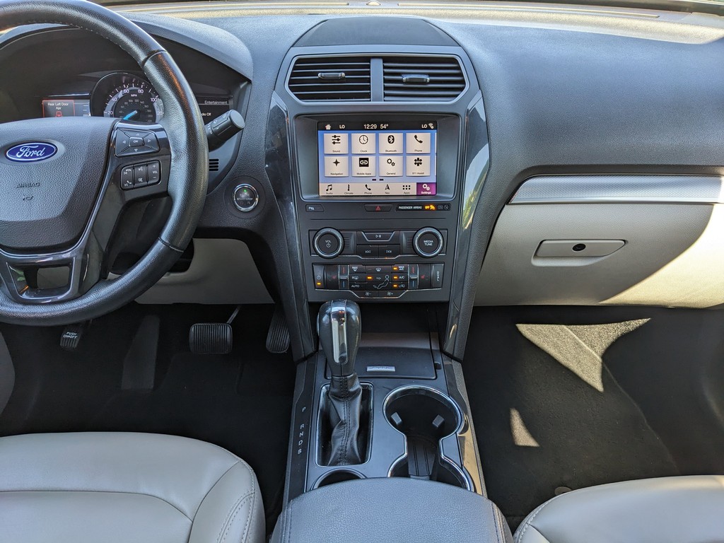 Ford Explorer Vehicle Full-screen Gallery Image 15