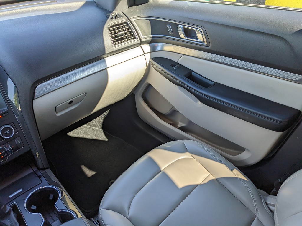 Ford Explorer Vehicle Full-screen Gallery Image 16