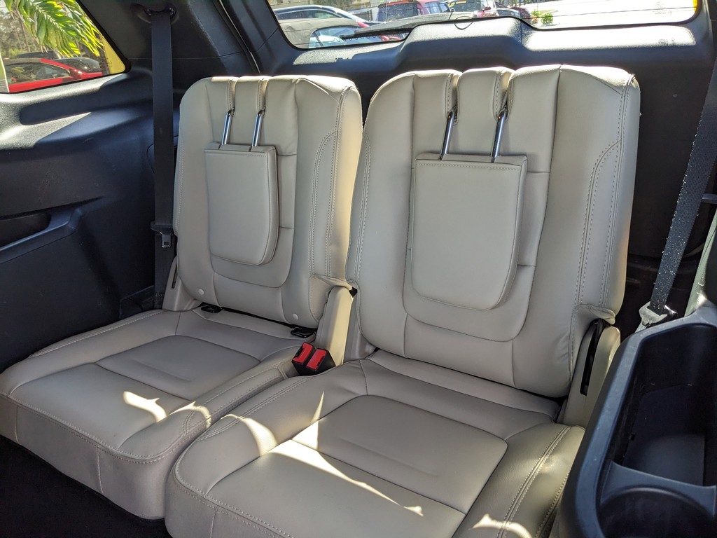 Ford Explorer Vehicle Full-screen Gallery Image 18