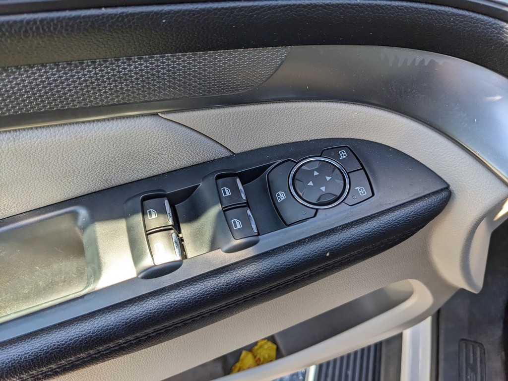 Ford Explorer Vehicle Full-screen Gallery Image 19