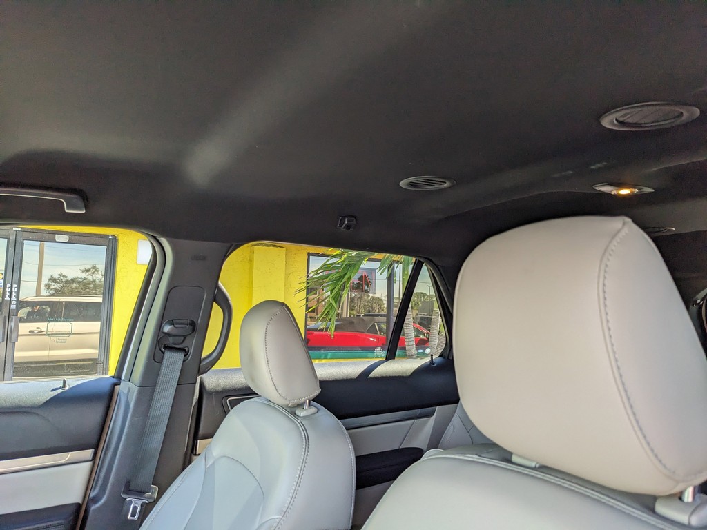 Ford Explorer Vehicle Full-screen Gallery Image 21