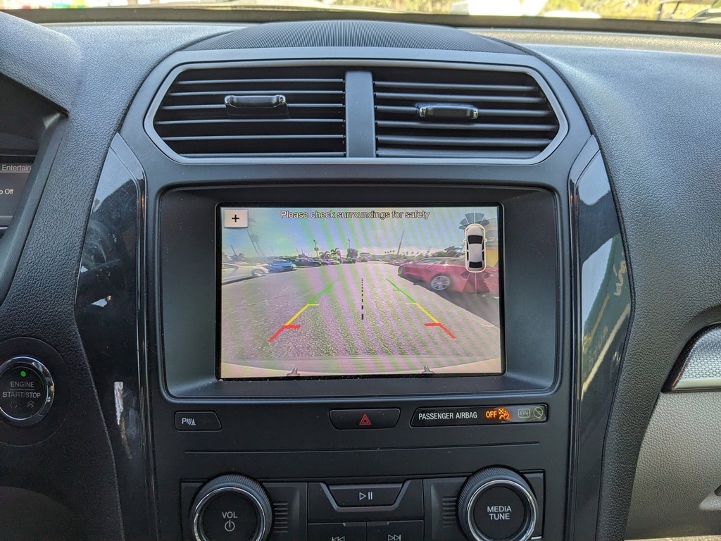 Ford Explorer Vehicle Full-screen Gallery Image 24