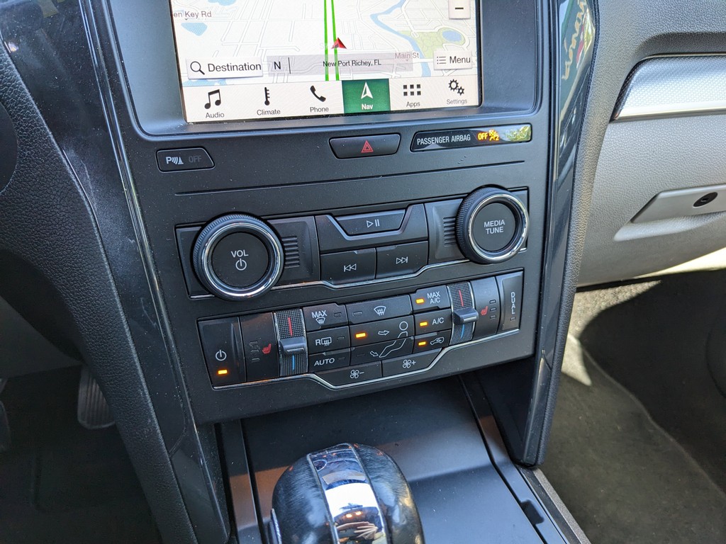 Ford Explorer Vehicle Full-screen Gallery Image 25