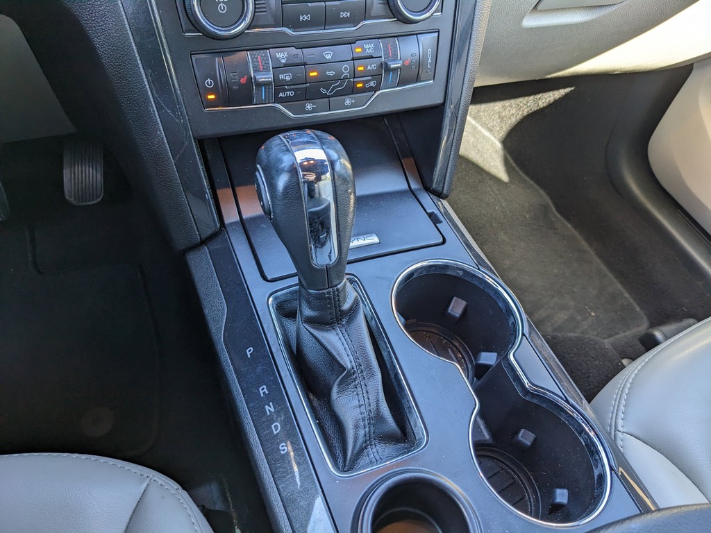 Ford Explorer Vehicle Full-screen Gallery Image 26