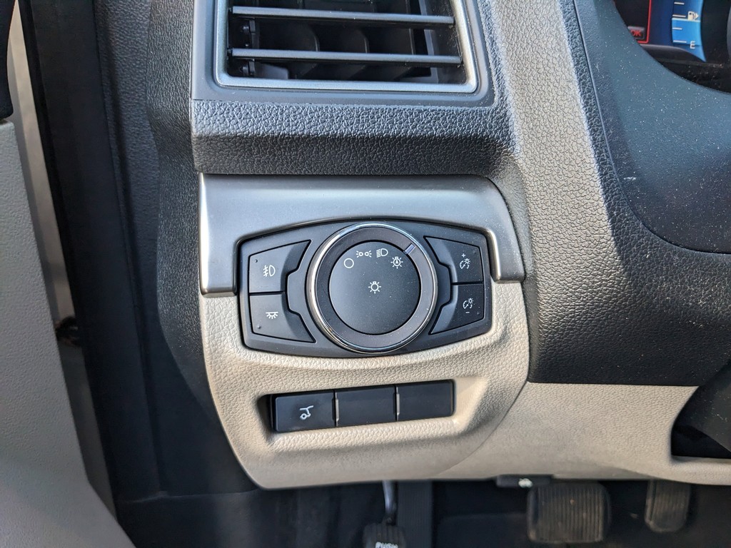 Ford Explorer Vehicle Full-screen Gallery Image 28