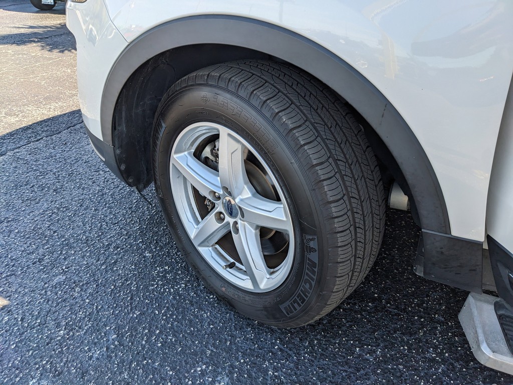 Ford Explorer Vehicle Full-screen Gallery Image 35