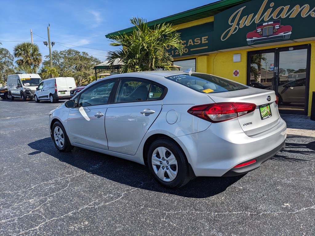 2018 Kia Forte LX Base photo 3