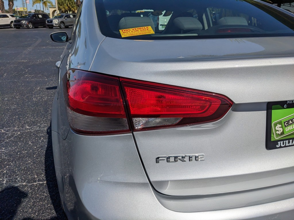 Kia Forte Vehicle Full-screen Gallery Image 07