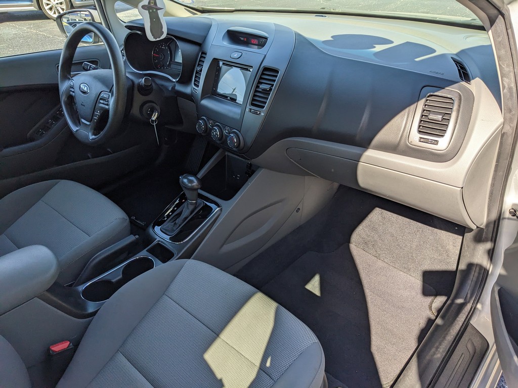 Kia Forte Vehicle Full-screen Gallery Image 08