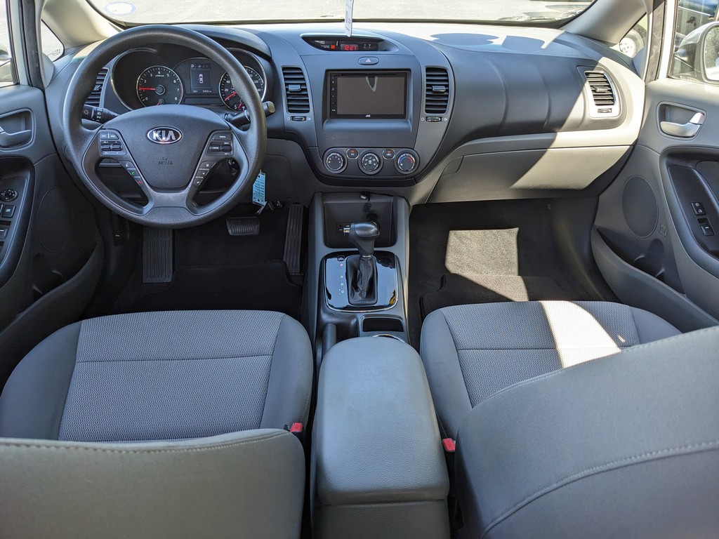Kia Forte Vehicle Full-screen Gallery Image 09