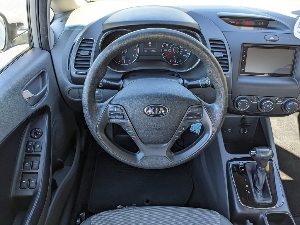 Kia Forte Vehicle Full-screen Gallery Image 10