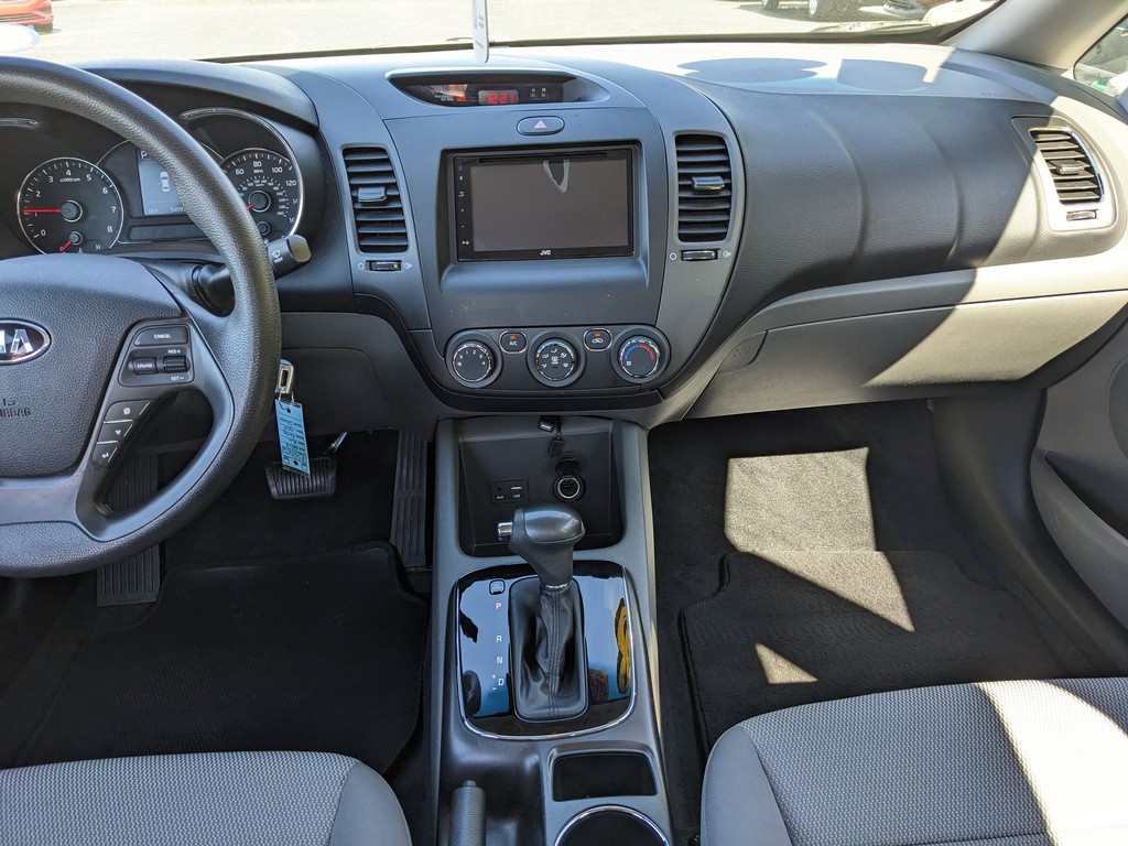 Kia Forte Vehicle Full-screen Gallery Image 11