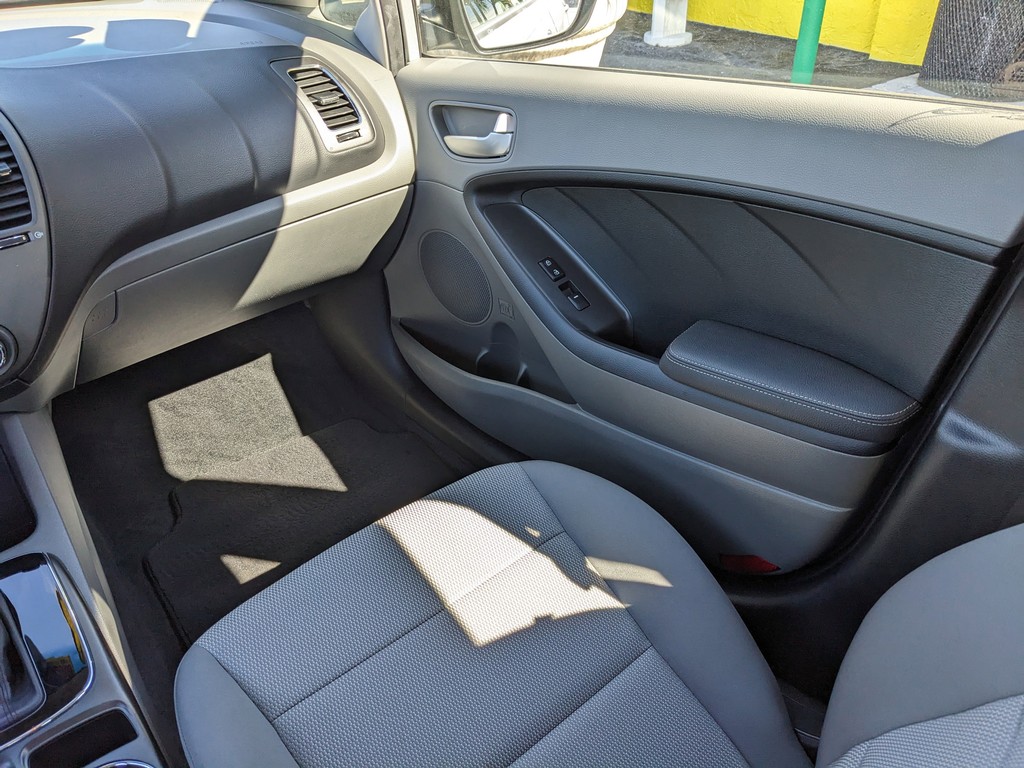 Kia Forte Vehicle Full-screen Gallery Image 12