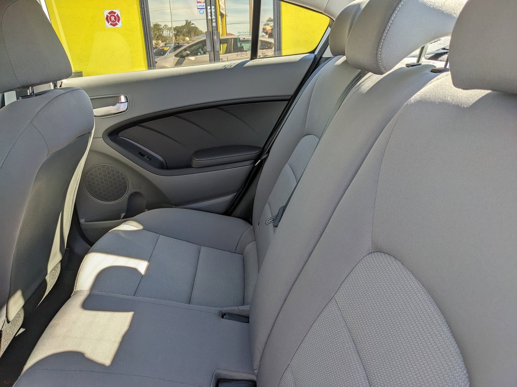 Kia Forte Vehicle Full-screen Gallery Image 13