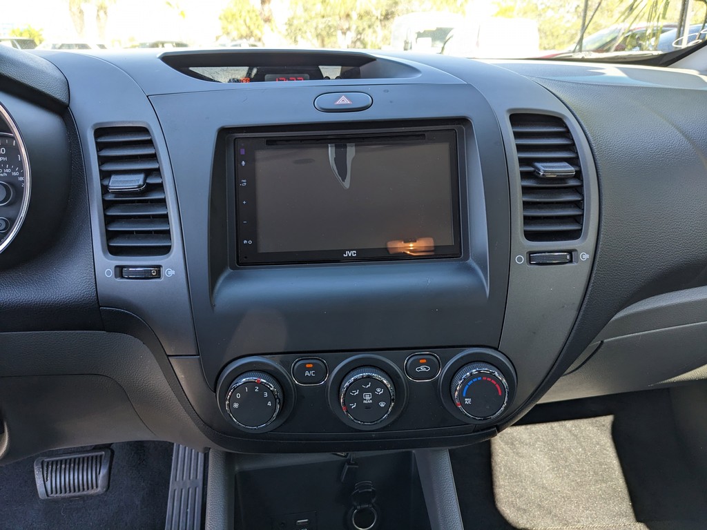 Kia Forte Vehicle Full-screen Gallery Image 17