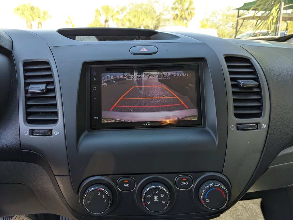 Kia Forte Vehicle Full-screen Gallery Image 18