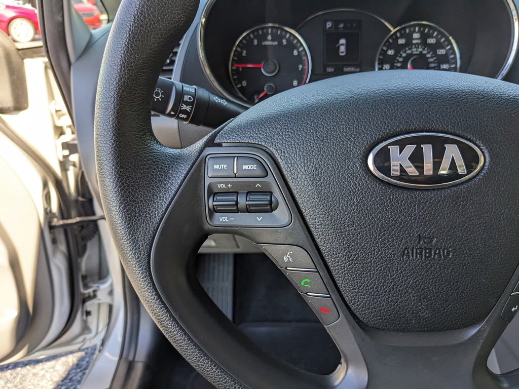 Kia Forte Vehicle Full-screen Gallery Image 23
