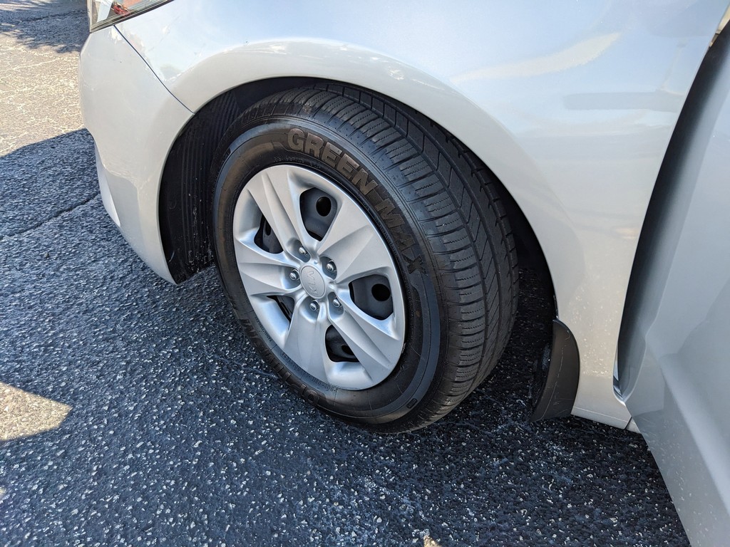 Kia Forte Vehicle Full-screen Gallery Image 28