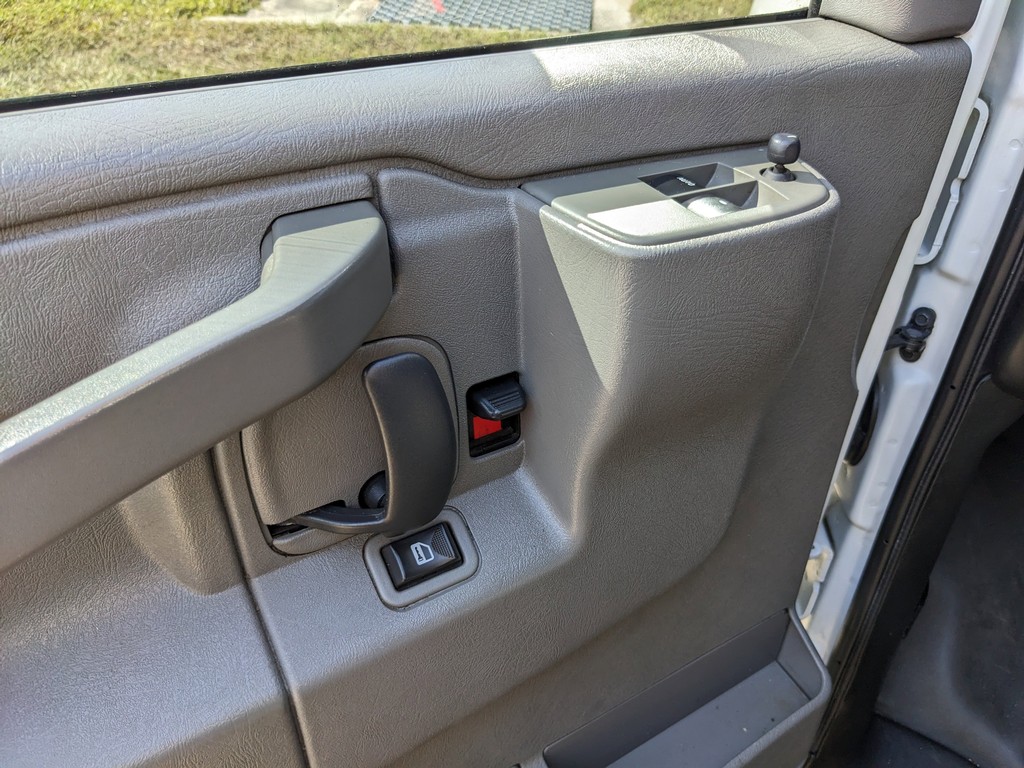 Chevrolet Express Cargo Van Vehicle Full-screen Gallery Image 05