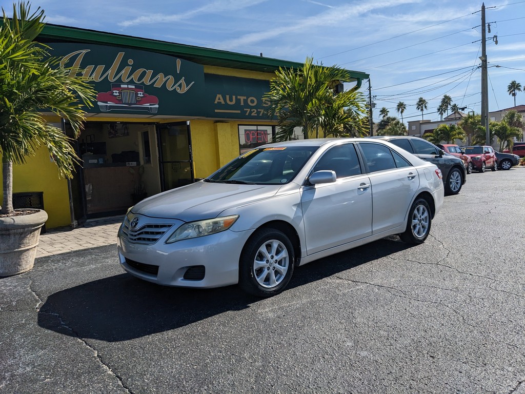 Toyota Camry Vehicle Full-screen Gallery Image 02