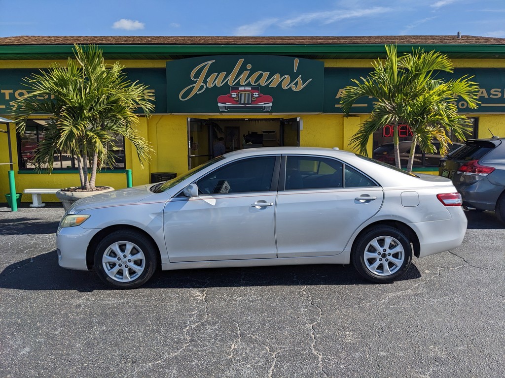 Toyota Camry Vehicle Full-screen Gallery Image 03