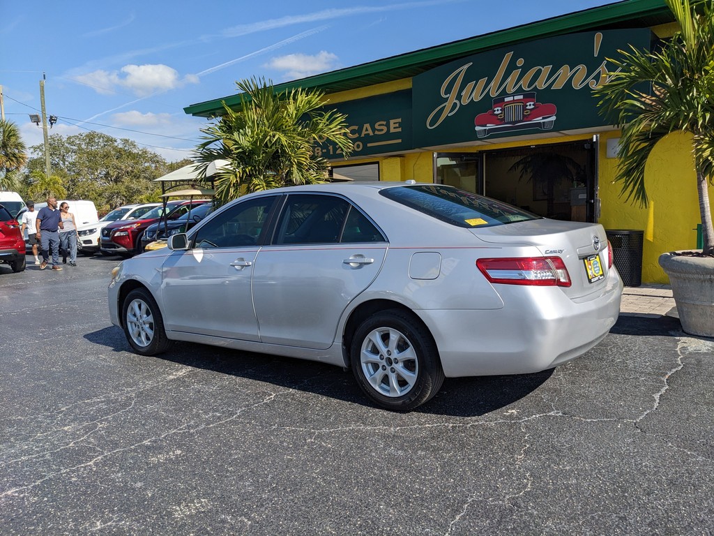 Toyota Camry Vehicle Full-screen Gallery Image 04