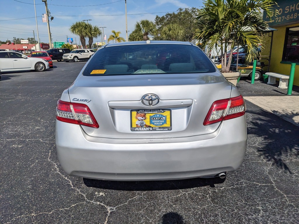 Toyota Camry Vehicle Full-screen Gallery Image 05