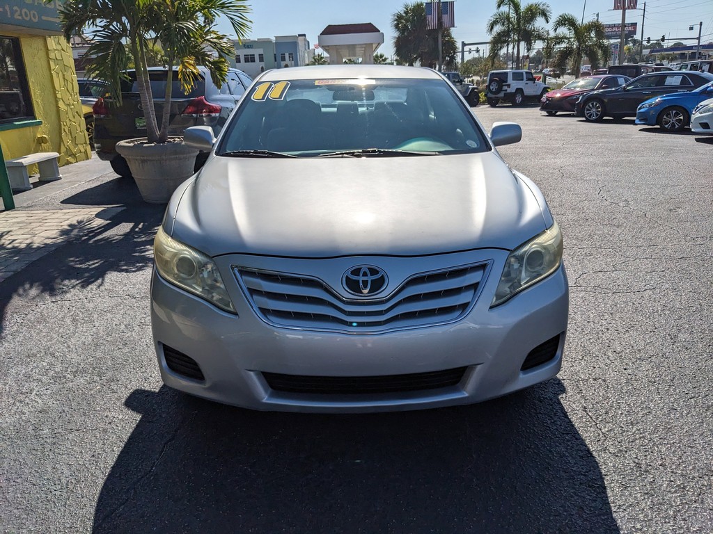 Toyota Camry Vehicle Full-screen Gallery Image 06