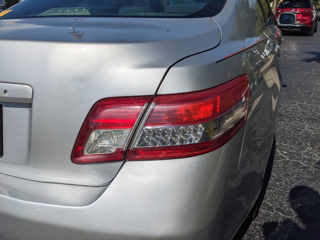 Toyota Camry Vehicle Full-screen Gallery Image 08