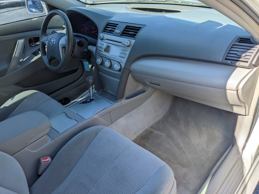 Toyota Camry Vehicle Full-screen Gallery Image 09