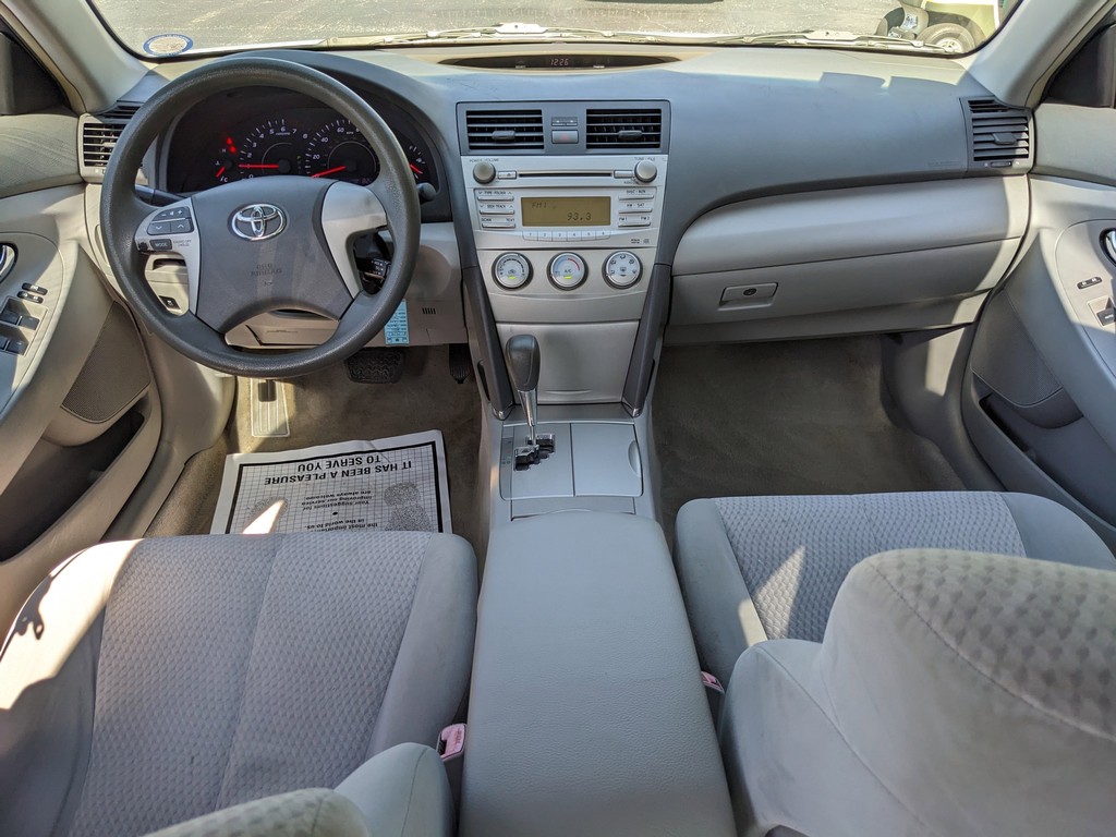 Toyota Camry Vehicle Full-screen Gallery Image 10