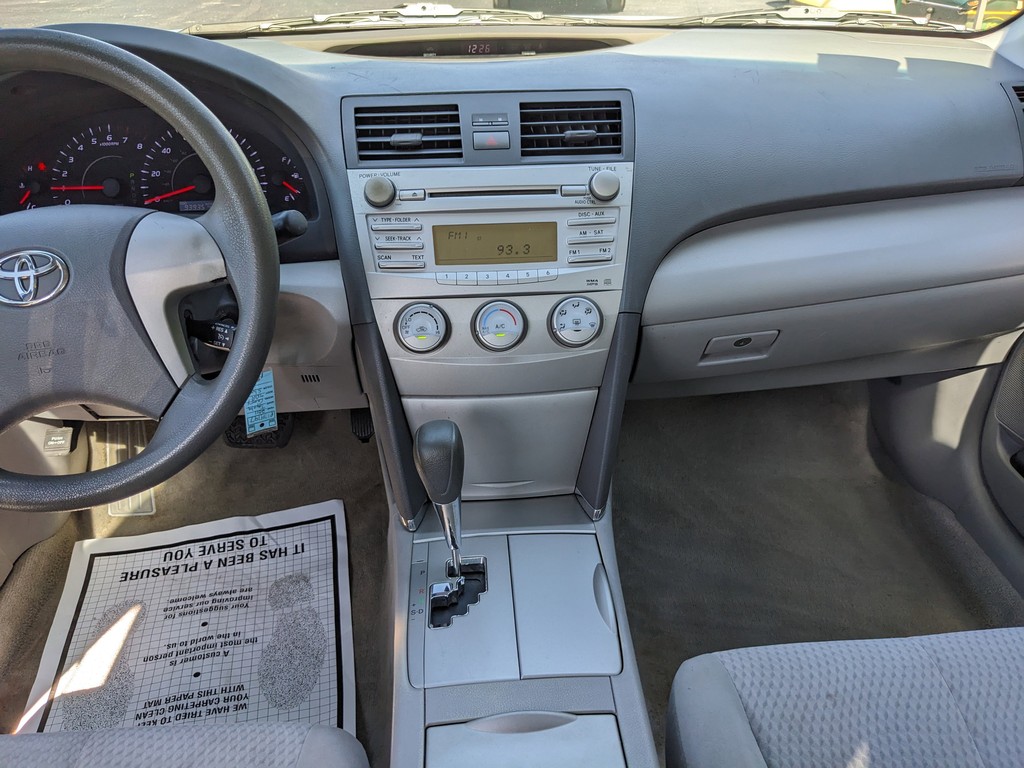 Toyota Camry Vehicle Full-screen Gallery Image 12