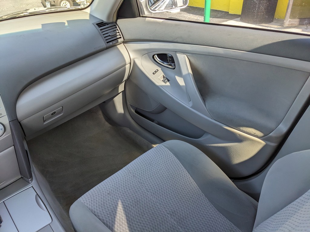 Toyota Camry Vehicle Full-screen Gallery Image 13