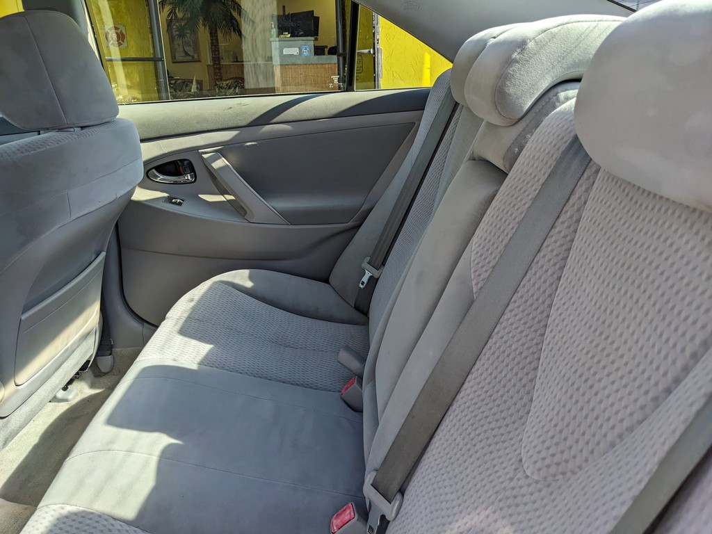 Toyota Camry Vehicle Full-screen Gallery Image 14