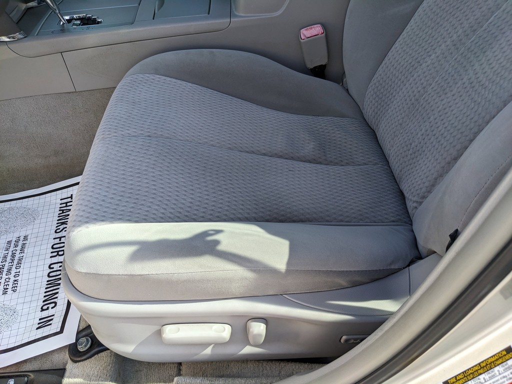 Toyota Camry Vehicle Full-screen Gallery Image 16