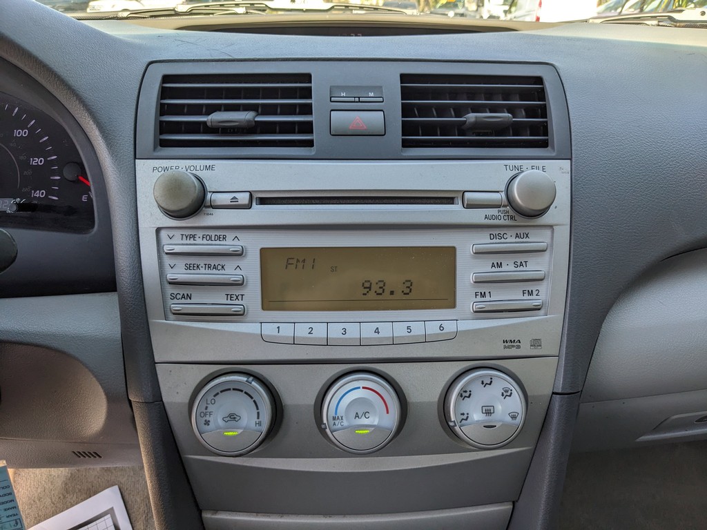 Toyota Camry Vehicle Full-screen Gallery Image 18