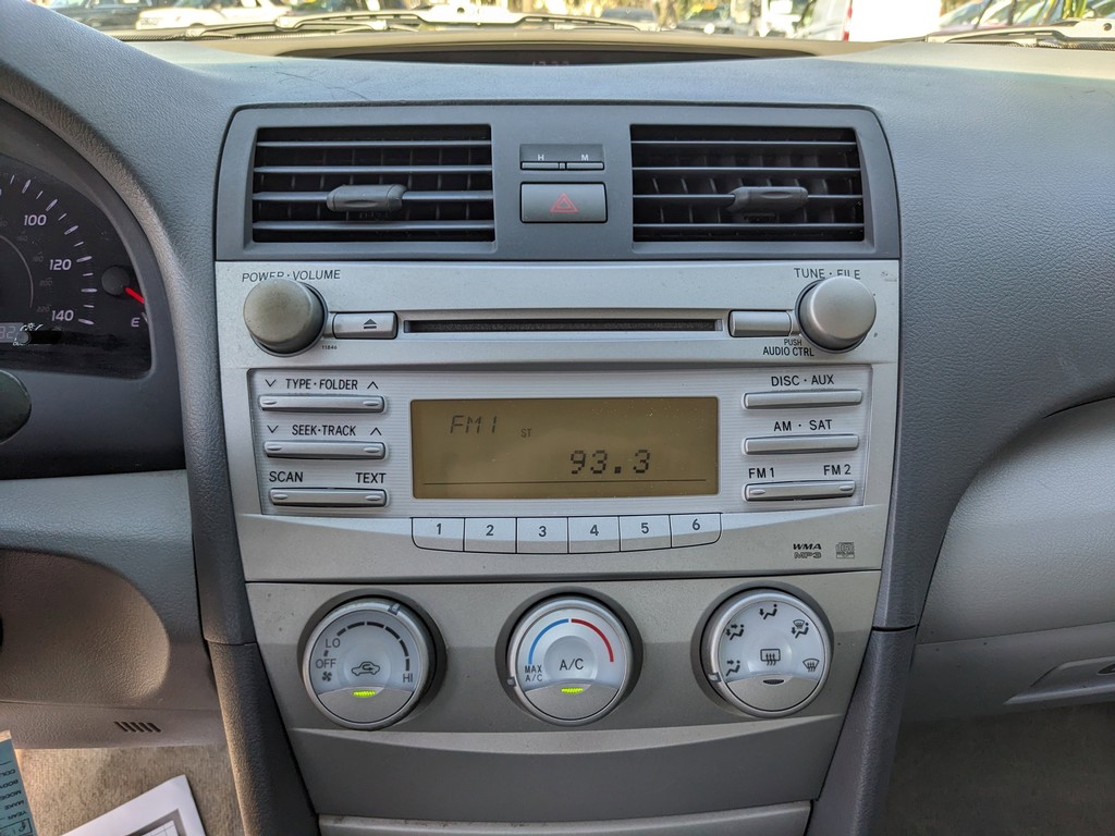 Toyota Camry Vehicle Full-screen Gallery Image 19