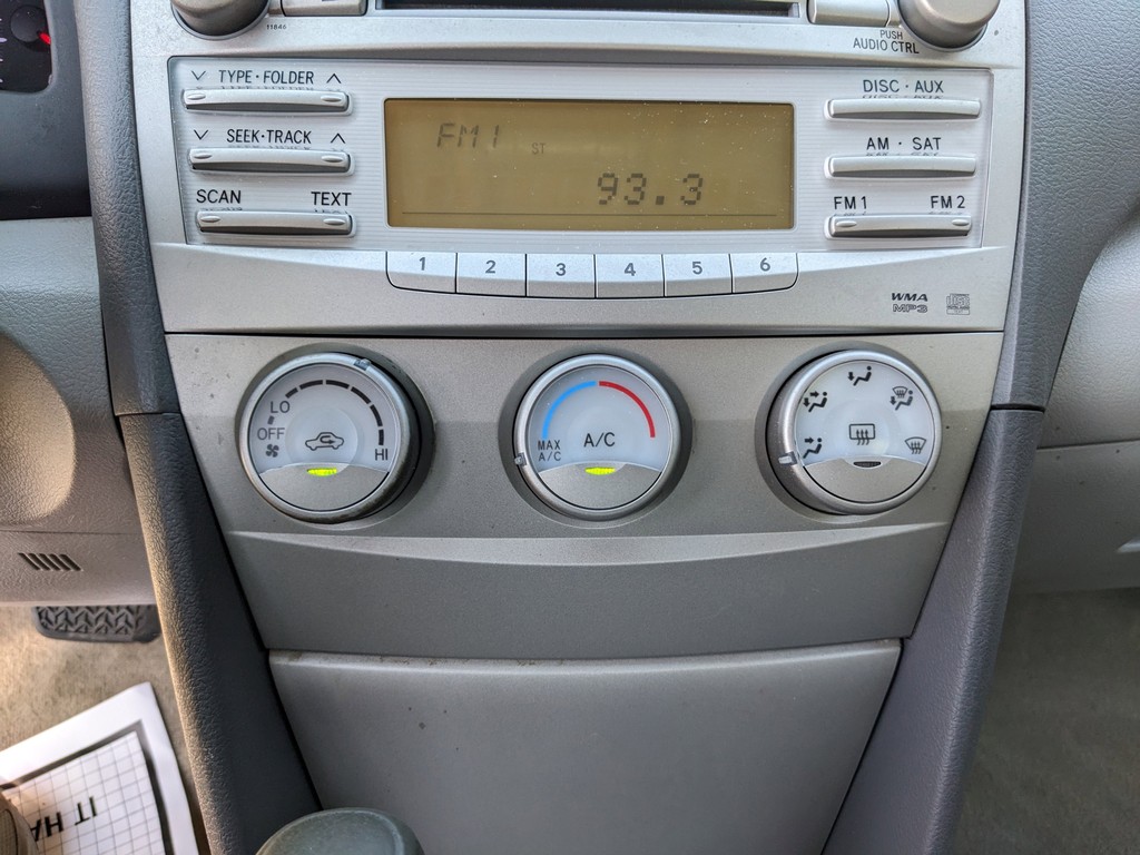 Toyota Camry Vehicle Full-screen Gallery Image 20