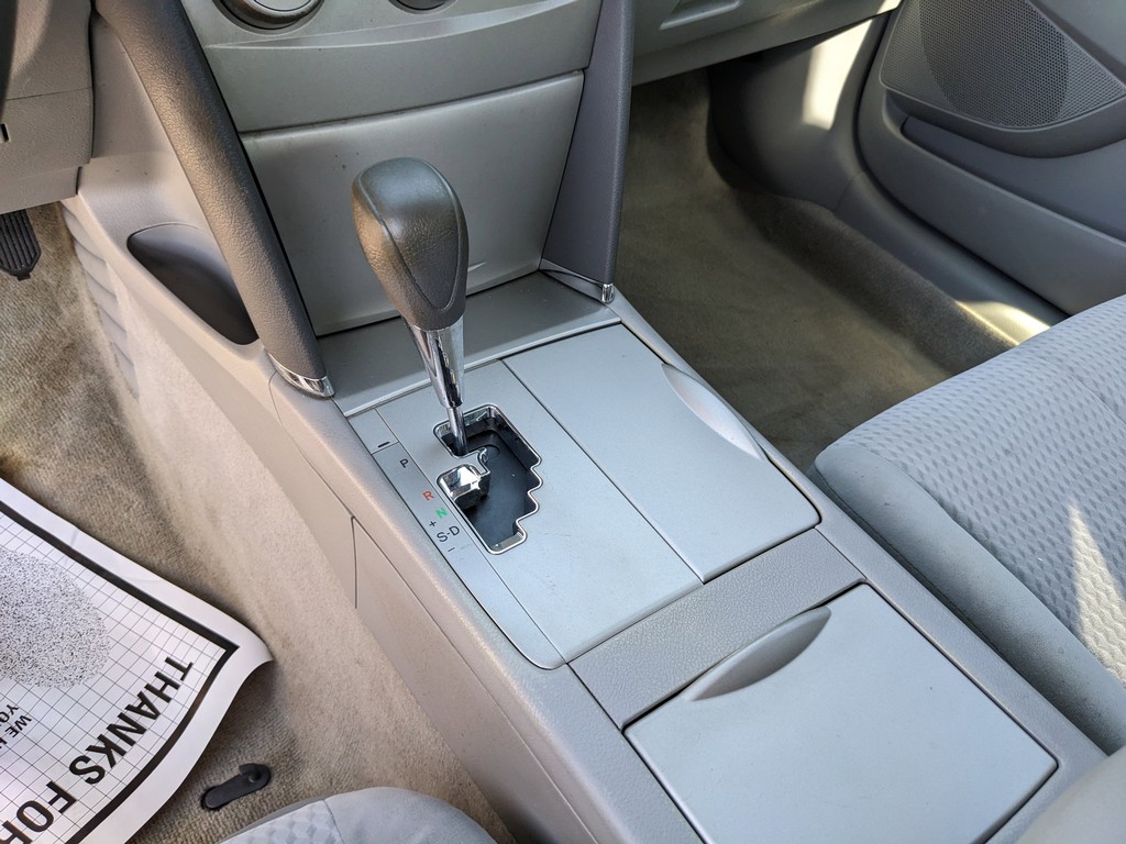 Toyota Camry Vehicle Full-screen Gallery Image 21